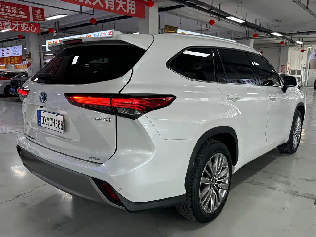 Highlander 2.5 L Smart e-Hybrid Dual Engine 4 WD Distinguished 7-seat