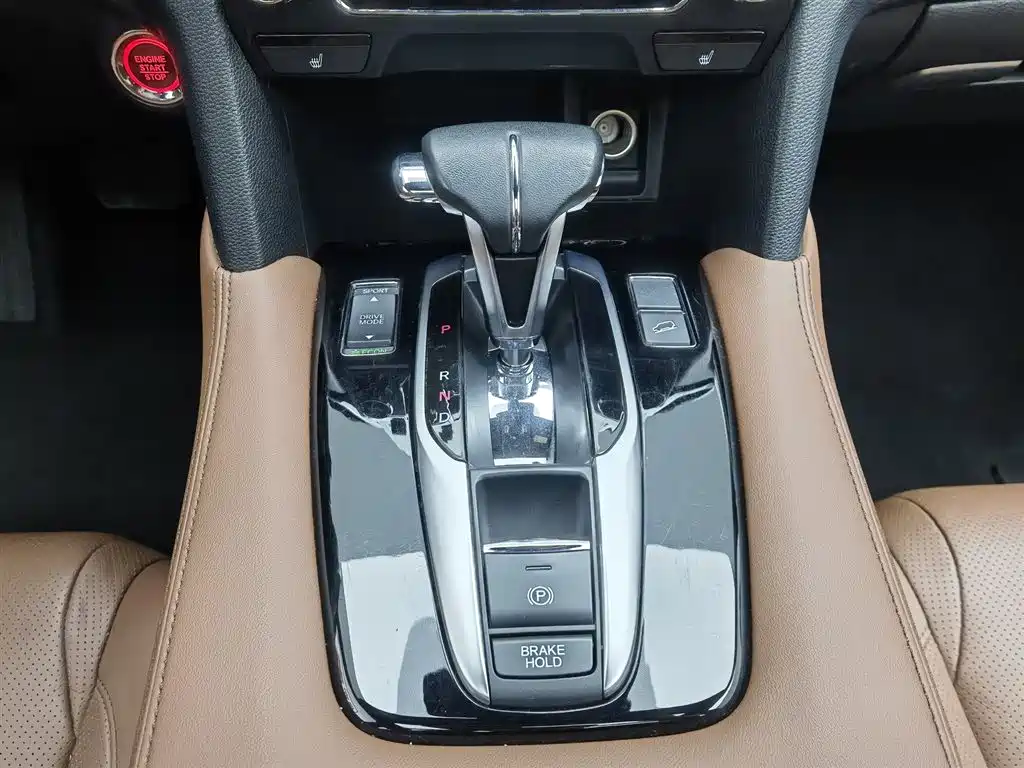 Honda UR-V 240 TURBO 2 WD Elegant
