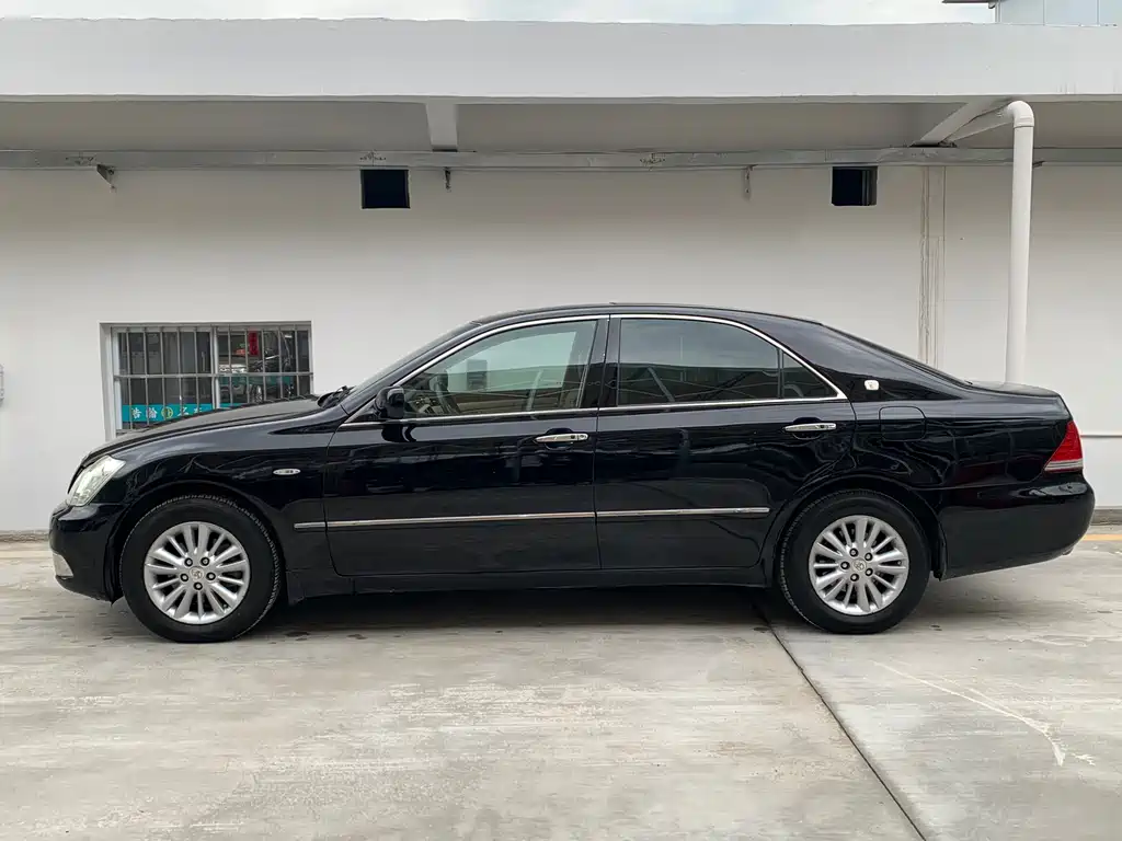 Crown 3.0 L Royal Saloon Fashion Navigation