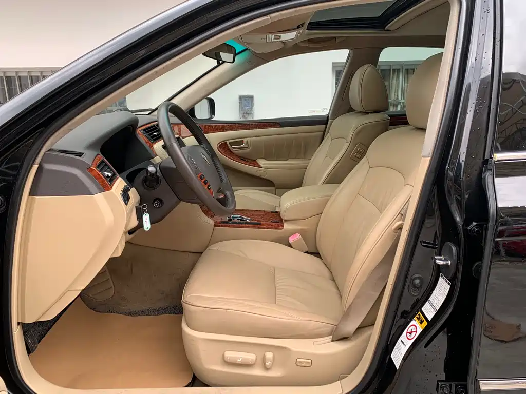 Crown 3.0 L Royal Saloon Fashion Navigation