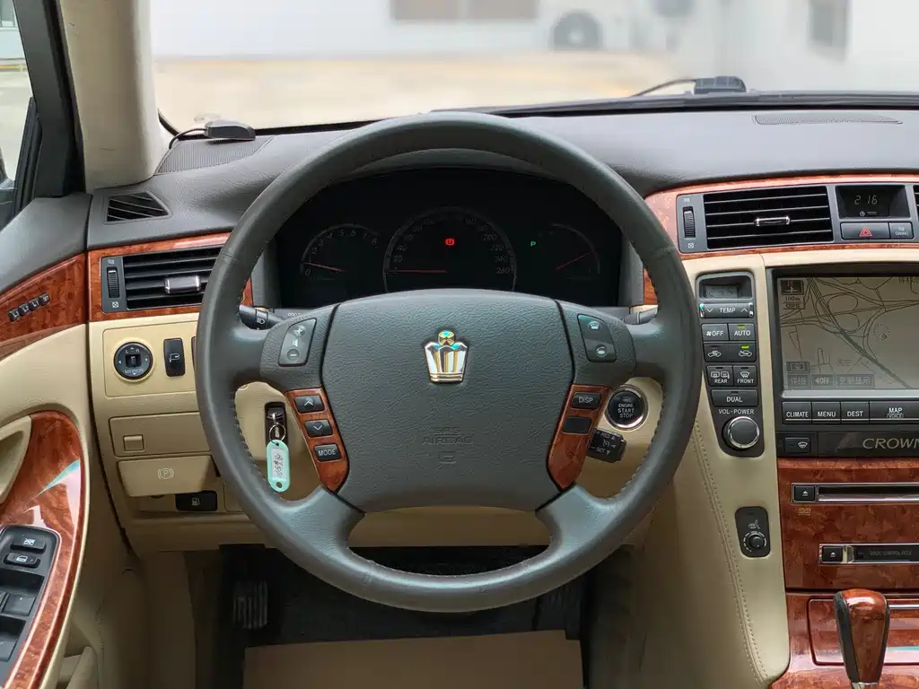 Crown 3.0 L Royal Saloon Fashion Navigation