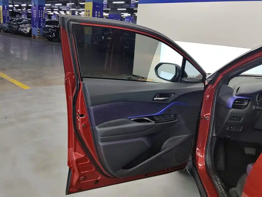 Toyota C-HR 2.0 L Leading Sunroof CN-VI