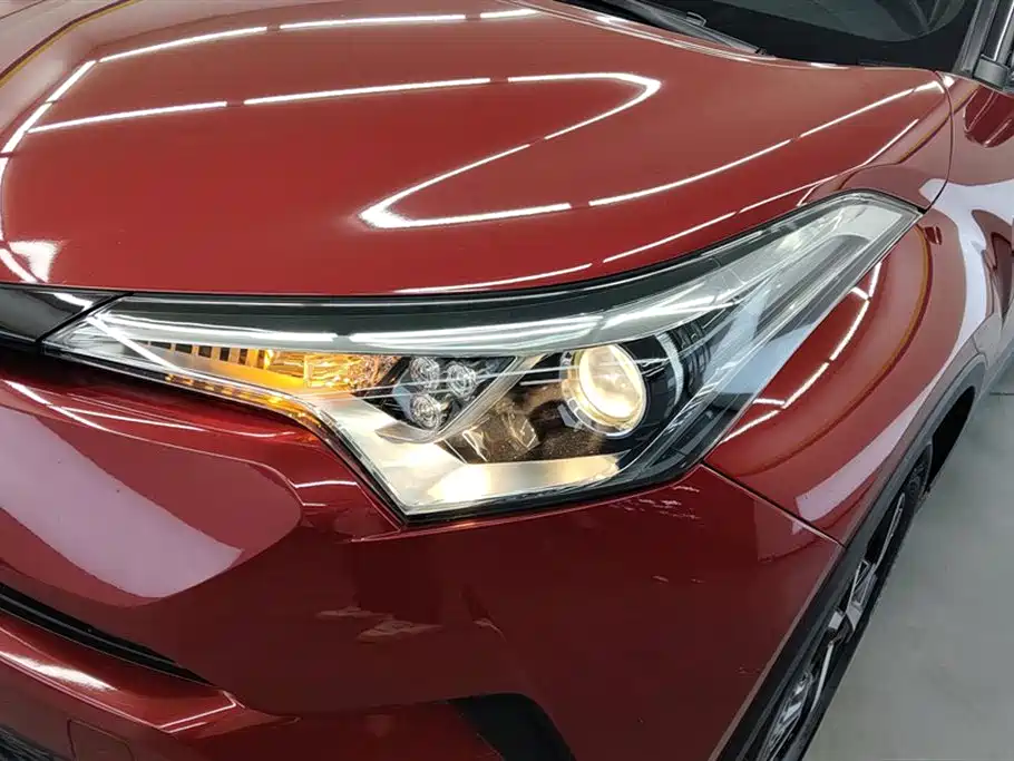 Toyota C-HR 2.0 L Leading Sunroof CN-VI