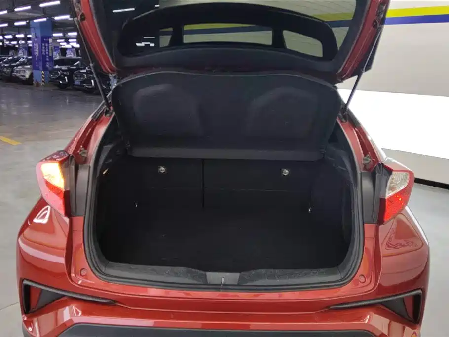 Toyota C-HR 2.0 L Leading Sunroof CN-VI