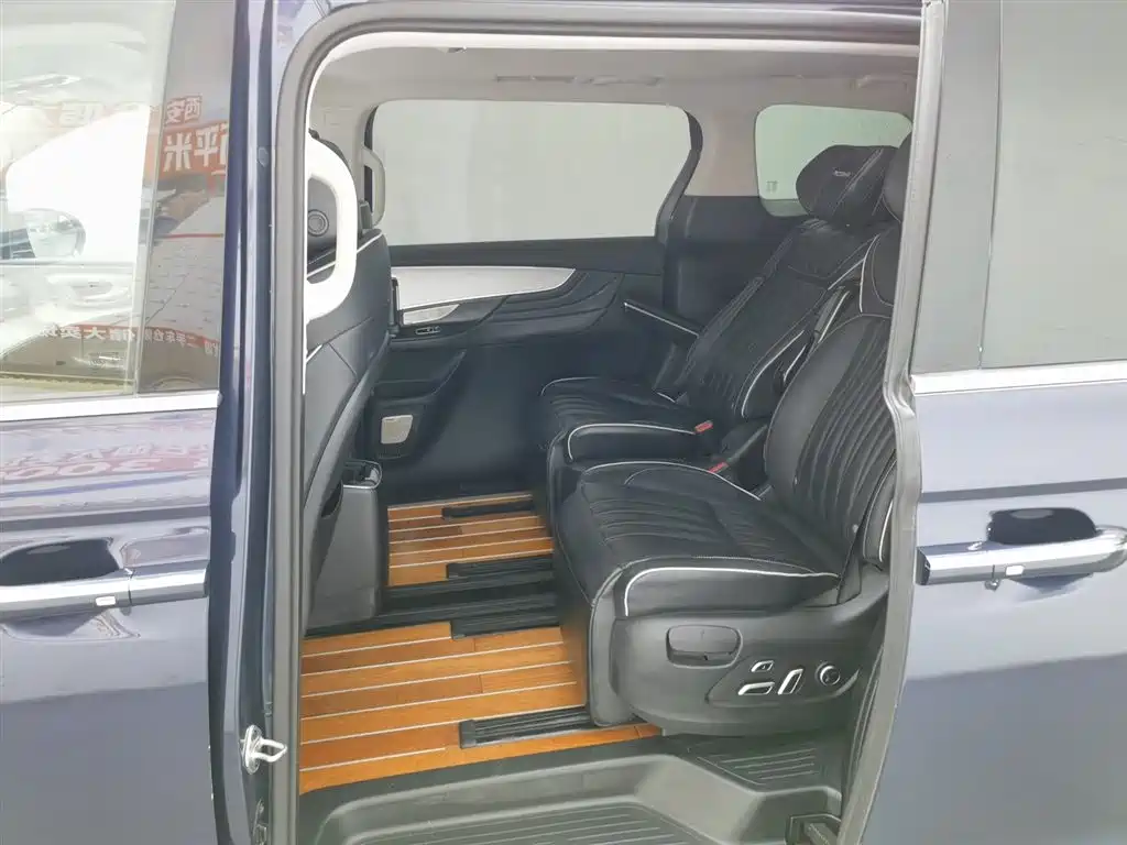 Roewe iMAX8 400 TGI Supreme Series Honored