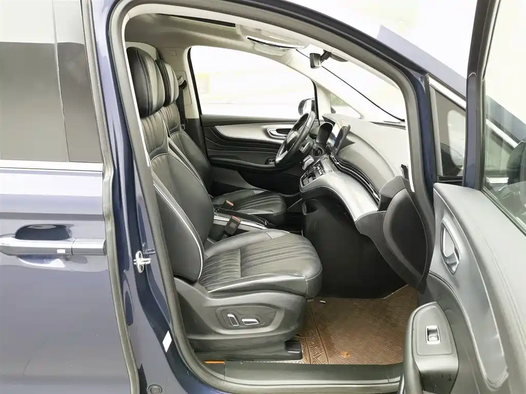 Roewe iMAX8 400 TGI Supreme Series Honored