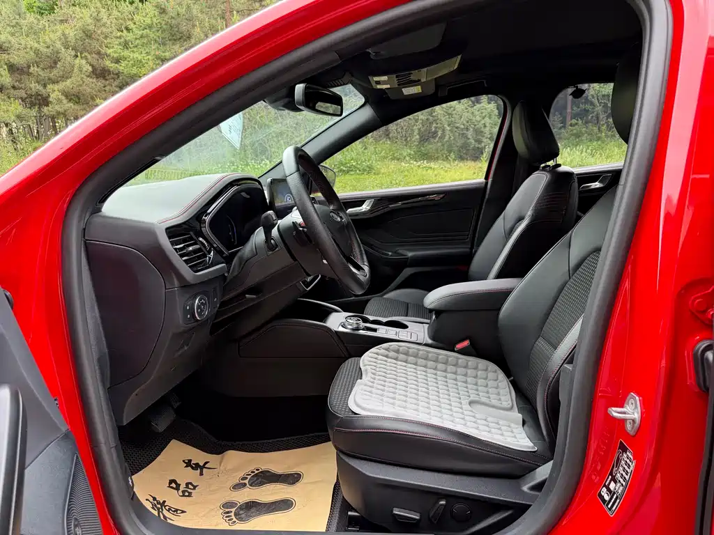 Focus Sedan EcoBoost 180 Auto ST Line