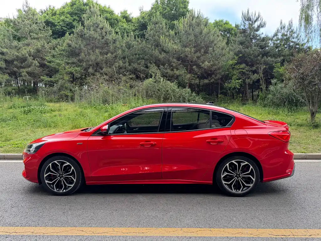 Focus Sedan EcoBoost 180 Auto ST Line