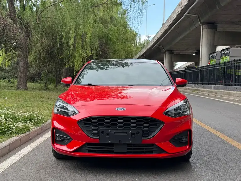 Ford Focus Sedan EcoBoost 180 Auto ST Line