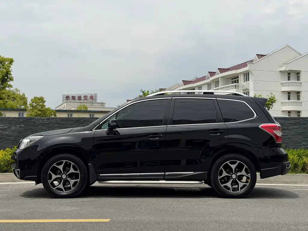 Forester 2.5 i Auto Distinguished