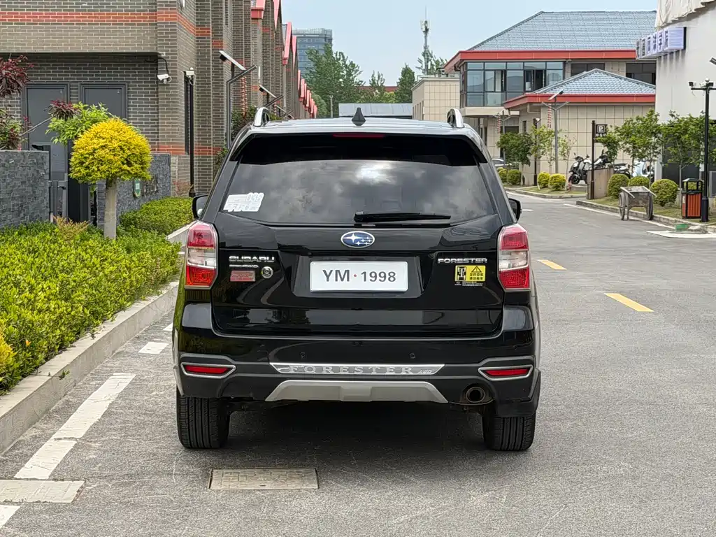 Forester 2.5 i Auto Distinguished