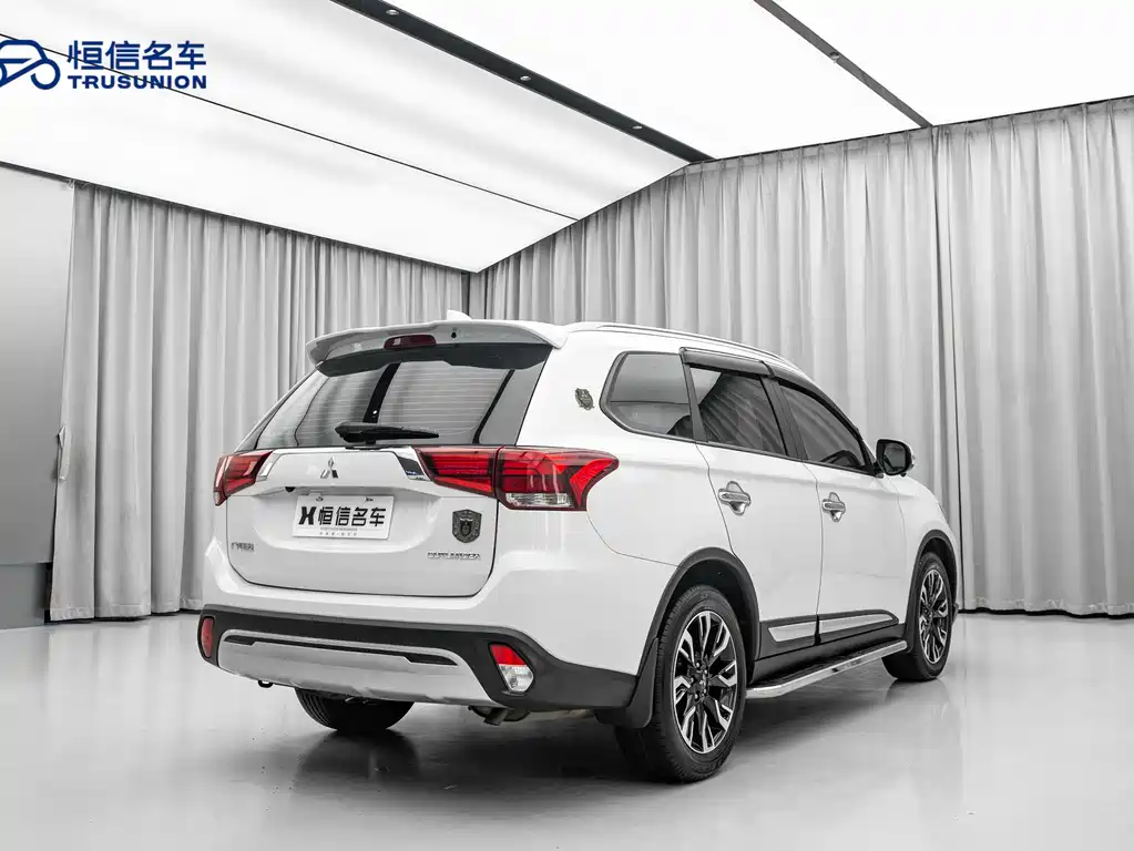 Outlander 2.0 L 2 WD Smooth Enjoyment 5-seat CN-VI