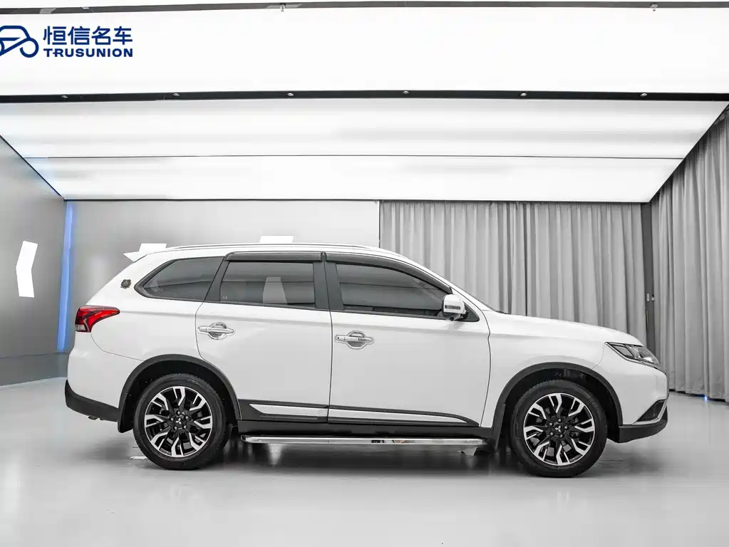 Outlander 2.0 L 2 WD Smooth Enjoyment 5-seat CN-VI