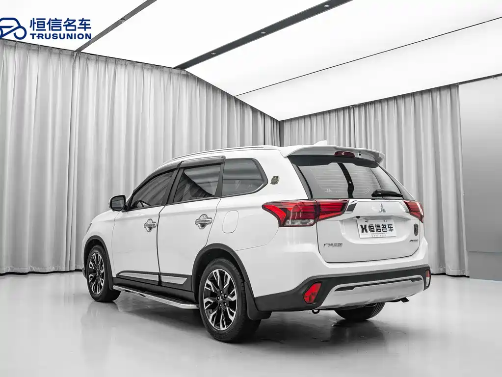 Outlander 2.0 L 2 WD Smooth Enjoyment 5-seat CN-VI