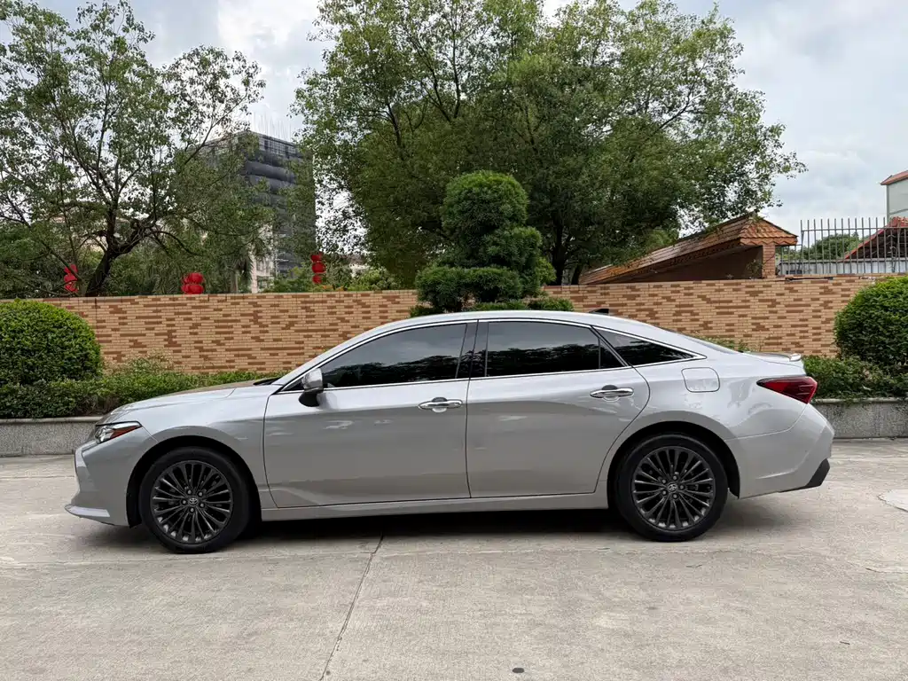 Avalon 2.5 L Touring Distinguished CN-V