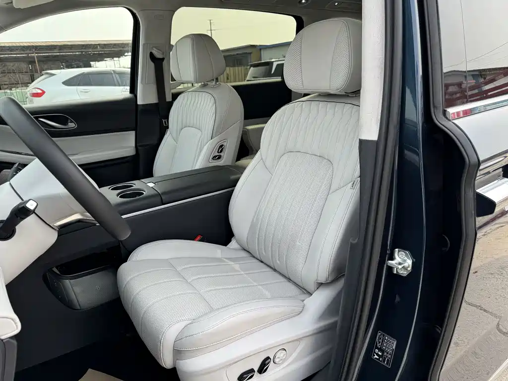 Voyah Dreamer PHEV 4 WD Flagship Kunpeng