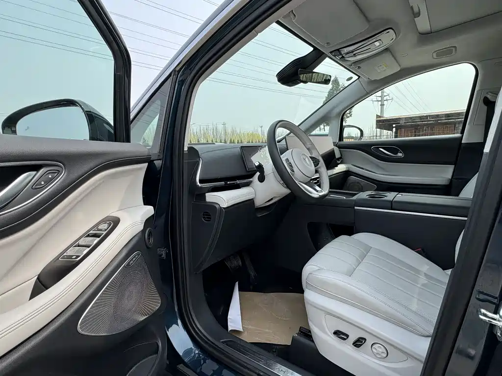 Voyah Dreamer PHEV 4 WD Flagship Kunpeng