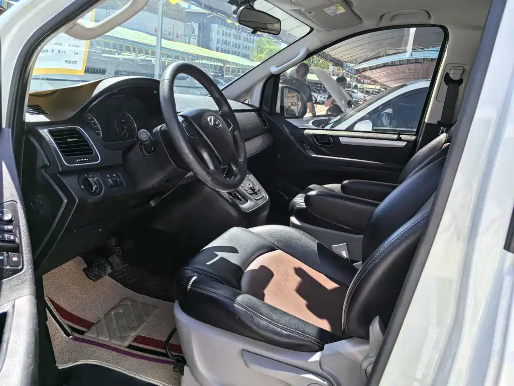 Maxus G10 2.0 T Auto Elite Gasoline 7-seat