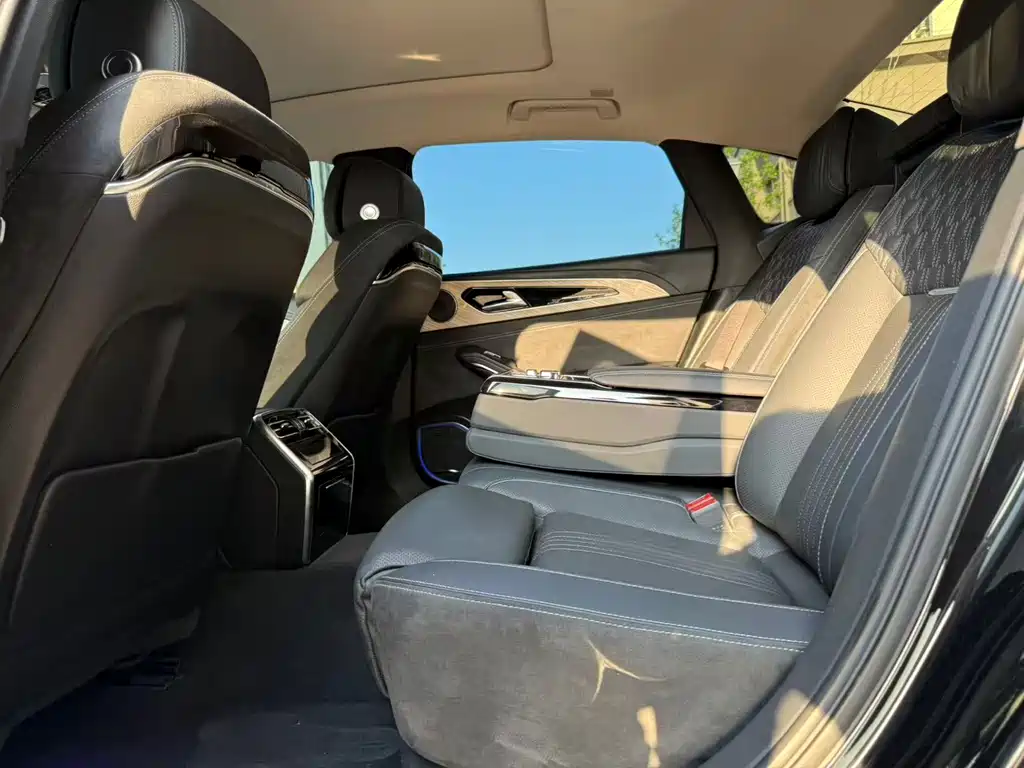 Hongqi H9 3.0 T Connected Flagship