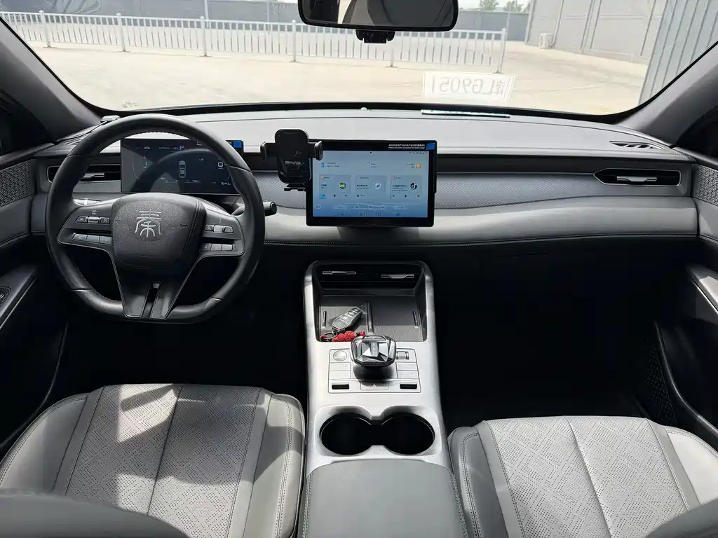 Qin PLUS DM-i Smart Drive 55 KM Leading