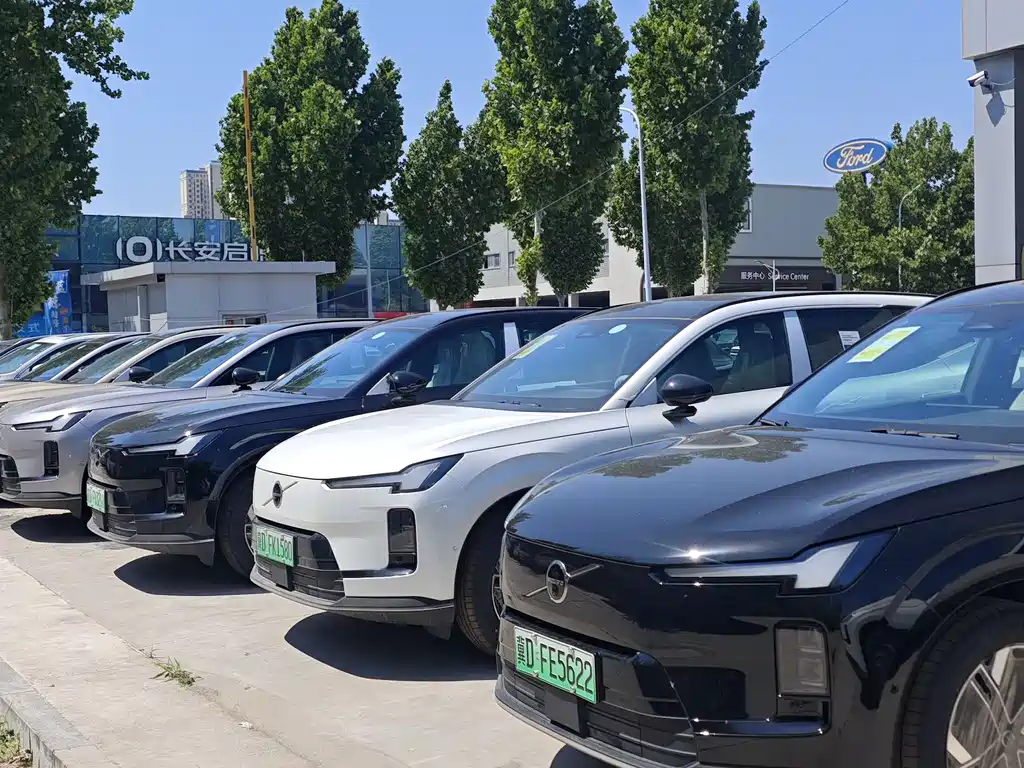 Volvo XC70 PHEV 沃尔沃XC70插电式混动 2026款 四驱超长续航Core