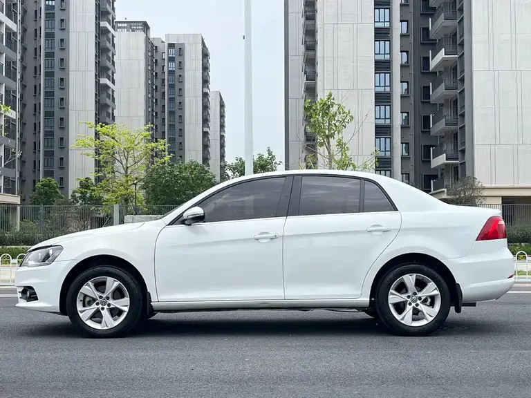 Volkswagen Bora 1.6 L Auto Fashion