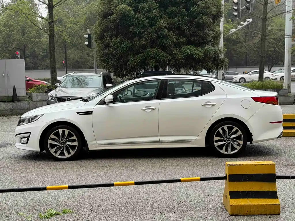 Kia K5 2.0 L Auto Luxury