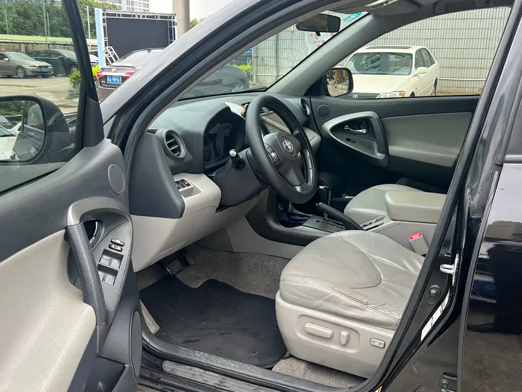 RAV4 2.4 L Auto Luxury Upgraded