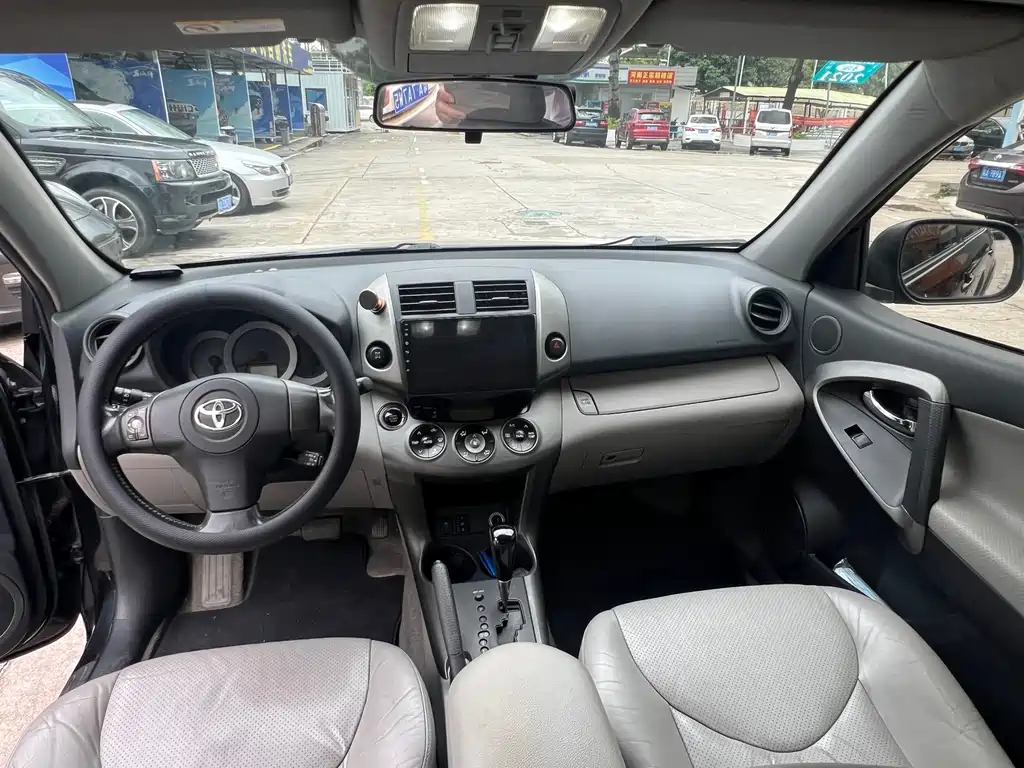 RAV4 2.4 L Auto Luxury Upgraded