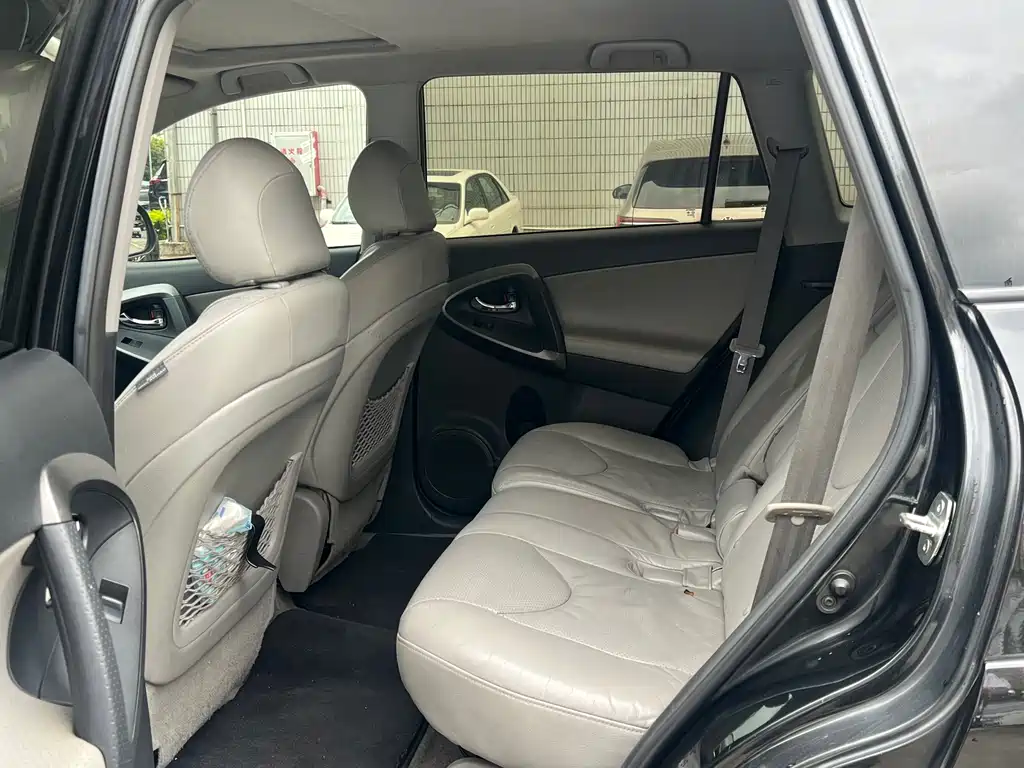 RAV4 2.4 L Auto Luxury Upgraded