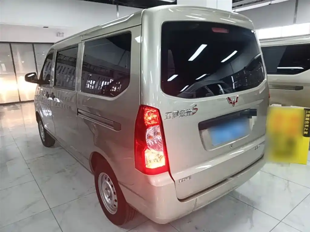 Wuling Rongguang S 1.5 L Basic 5 7-seat