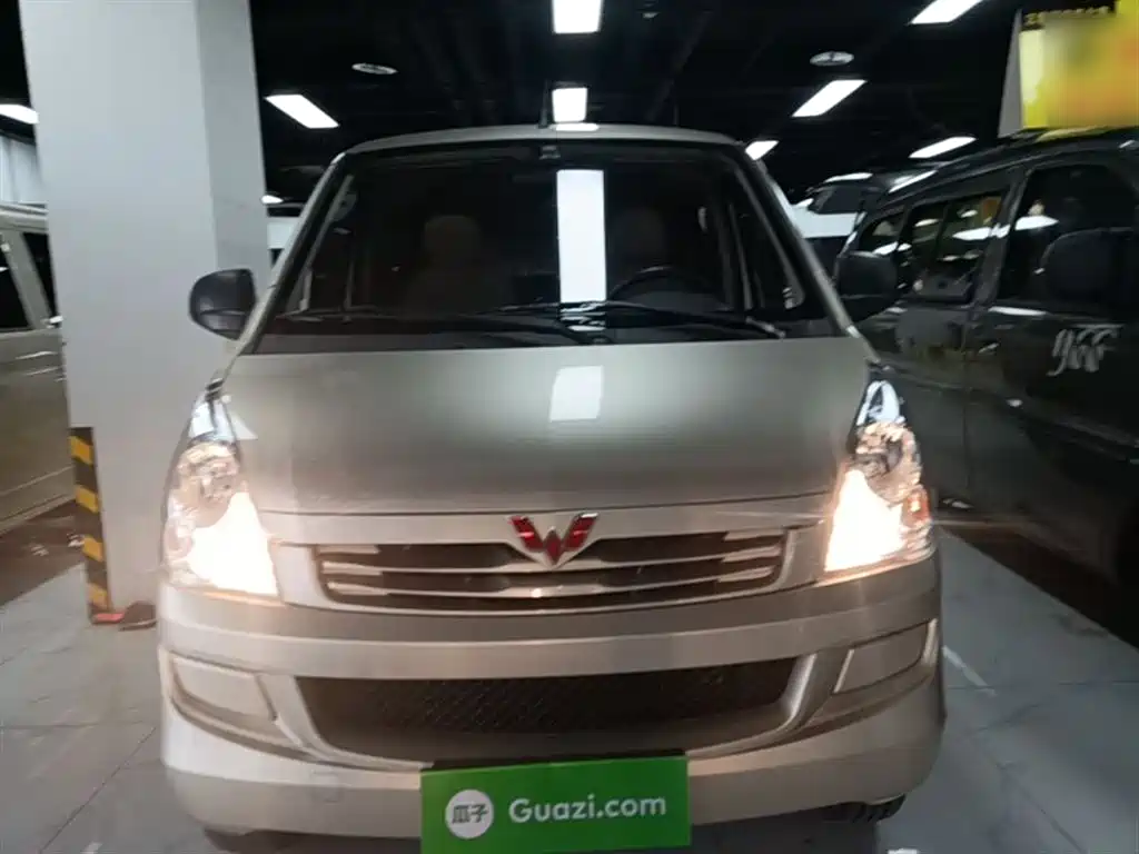 Wuling Rongguang S 1.5 L Basic 5 7-seat