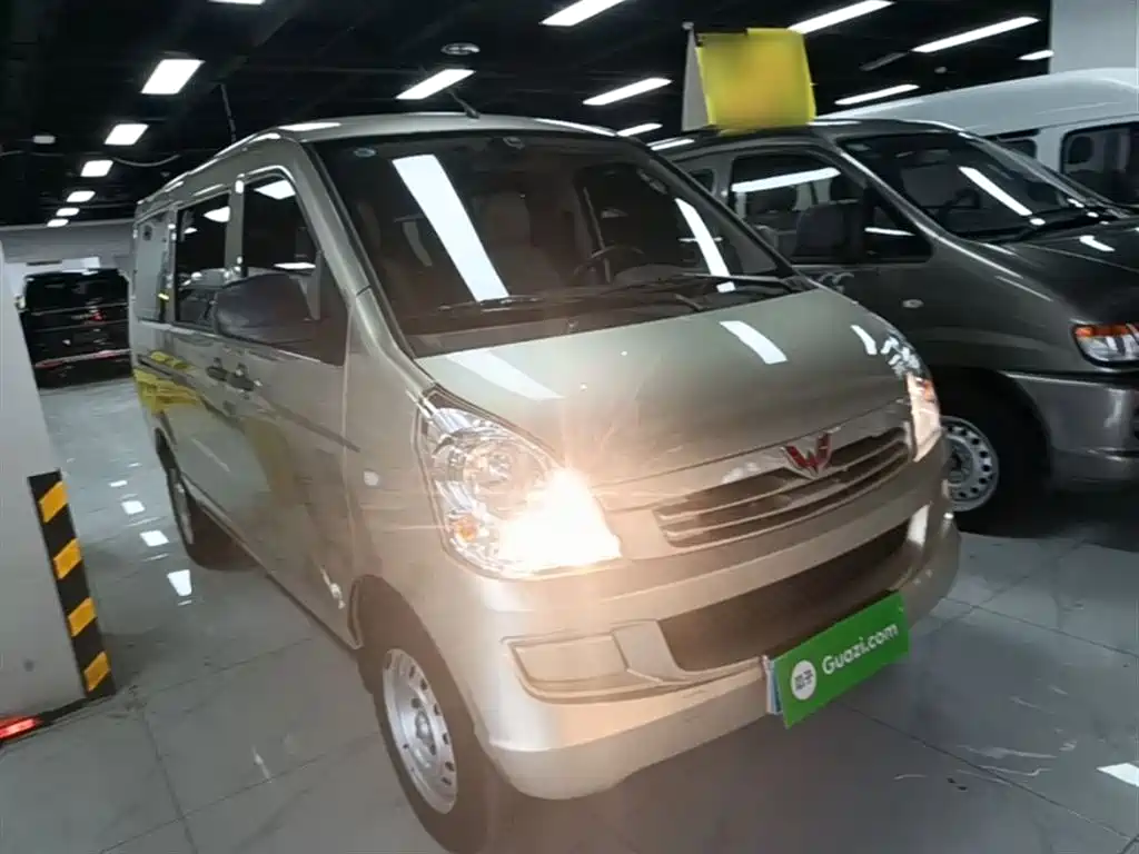 Wuling Rongguang S 1.5 L Basic 5 7-seat
