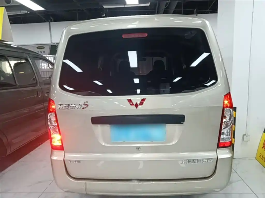 Wuling Rongguang S 1.5 L Basic 5 7-seat