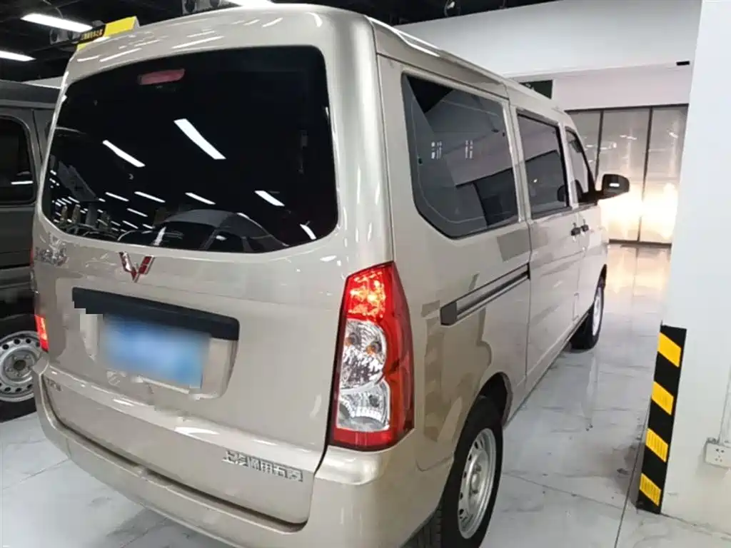 Wuling Rongguang S 1.5 L Basic 5 7-seat