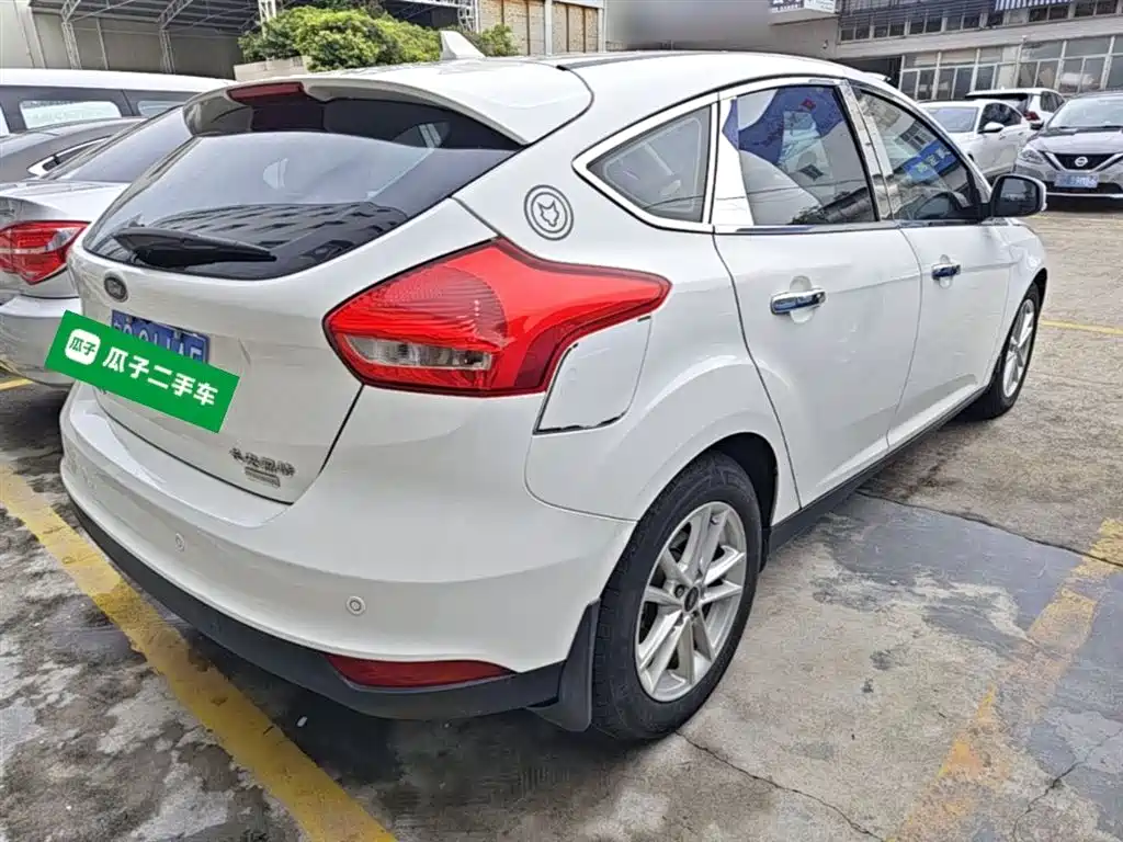 Focus Hatchback EcoBoost 125 Auto Super Style Smart Travel