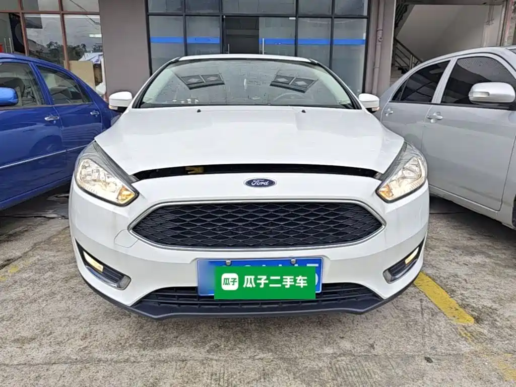 Focus Hatchback EcoBoost 125 Auto Super Style Smart Travel