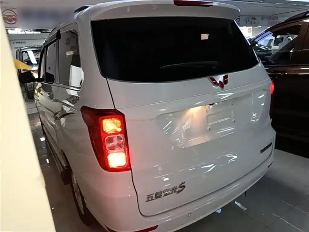 Wuling Hongguang 1.5 L S Comfort L2 B