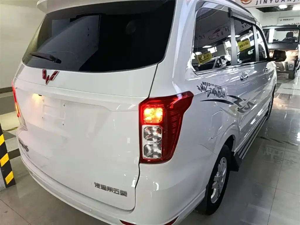 Wuling Hongguang 1.5 L S Comfort L2 B
