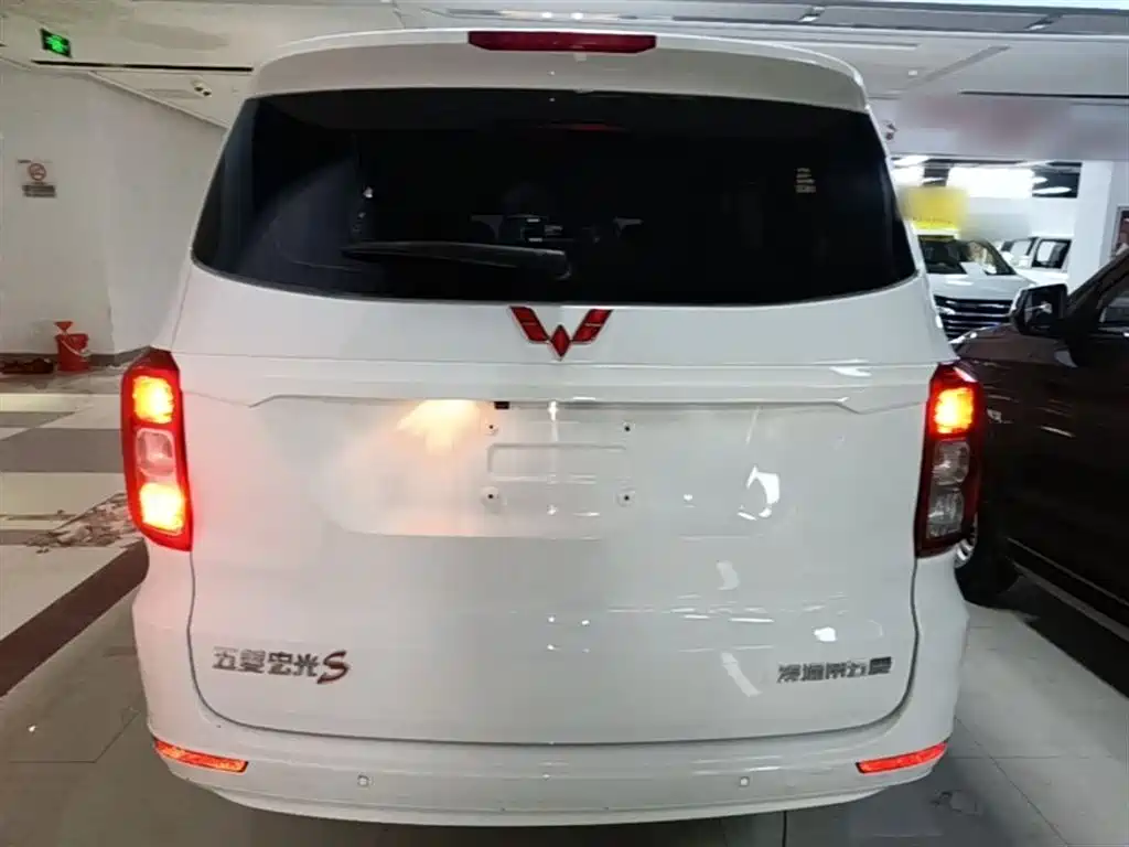 Wuling Hongguang 1.5 L S Comfort L2 B