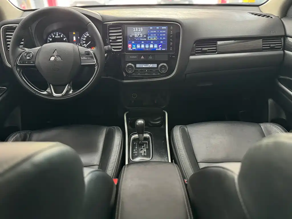 Outlander 2.0 L 2 WD Smooth Enjoyment 5-seat CN-VI