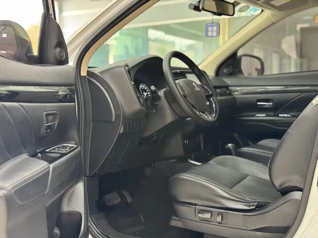 Outlander 2.0 L 2 WD Smooth Enjoyment 5-seat CN-VI