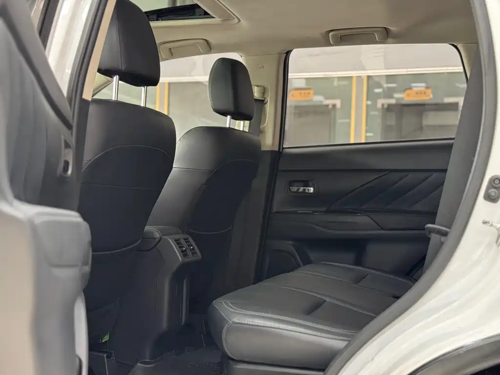 Outlander 2.0 L 2 WD Smooth Enjoyment 5-seat CN-VI