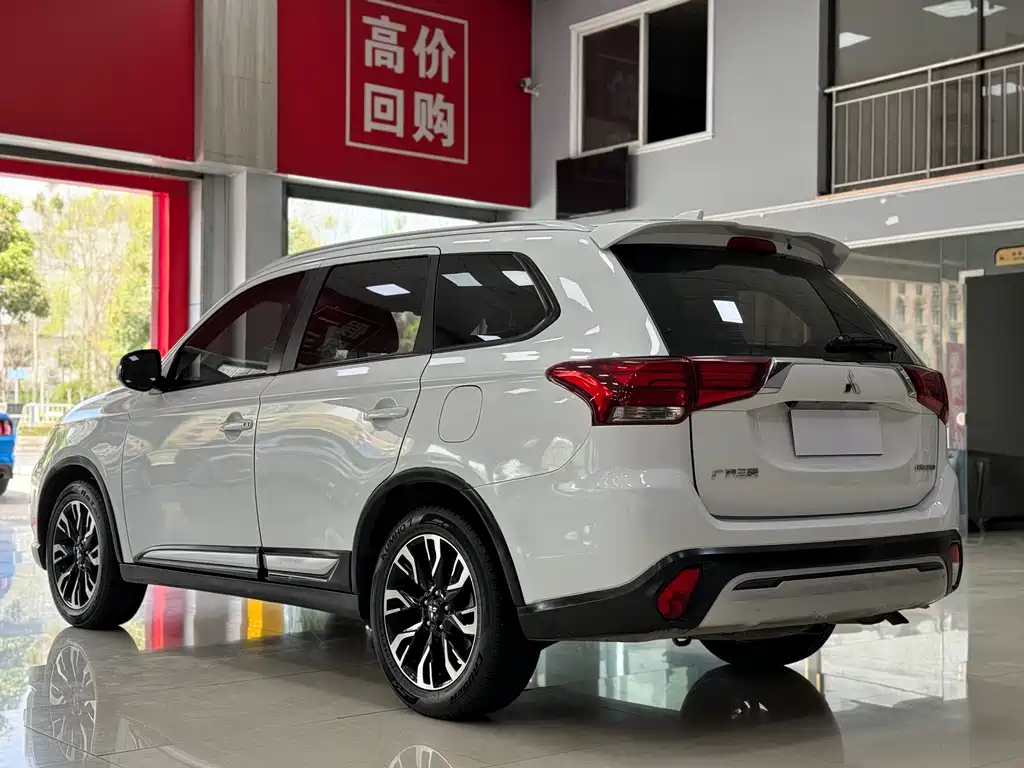 Outlander 2.0 L 2 WD Smooth Enjoyment 5-seat CN-VI