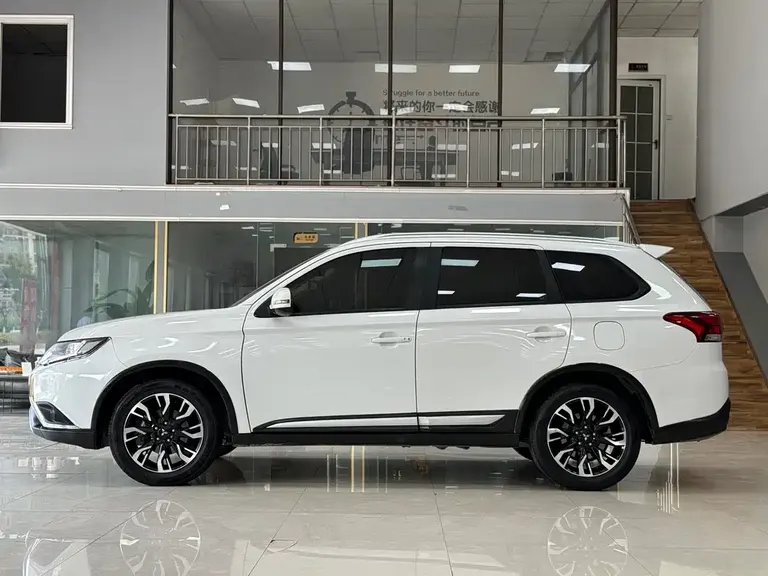 Mitsubishi Outlander 2.0 L 2 WD Smooth Enjoyment 5-seat CN-VI