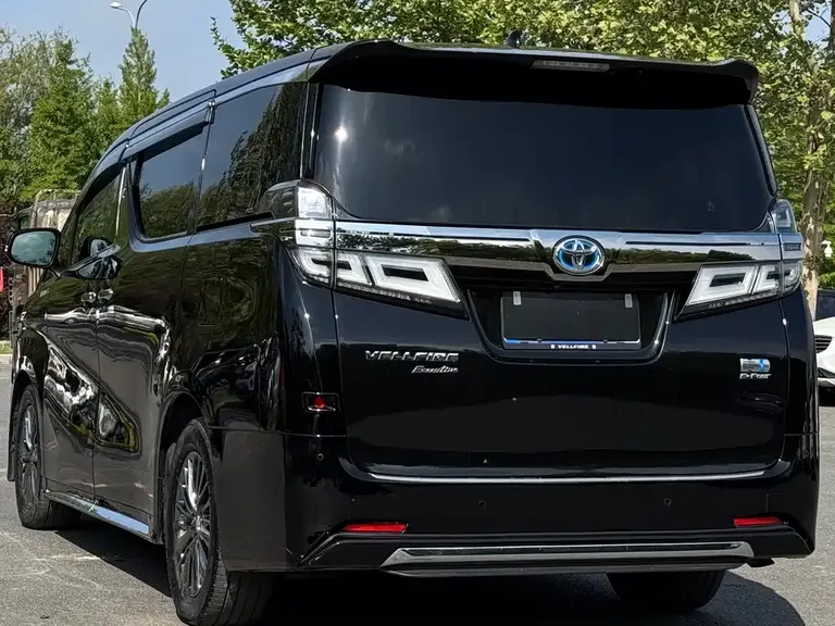 Toyota Vellfire Dual Engine 2.5 L HV Distinguished