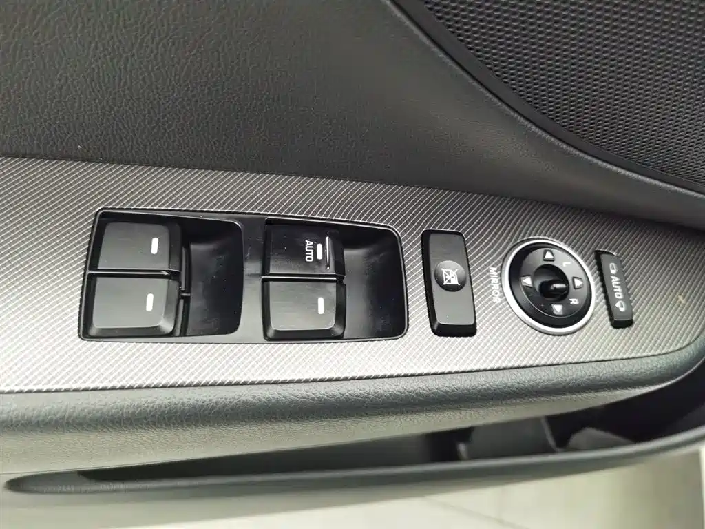 Mistra 1.8 L Auto Distinguished DLX CN-V