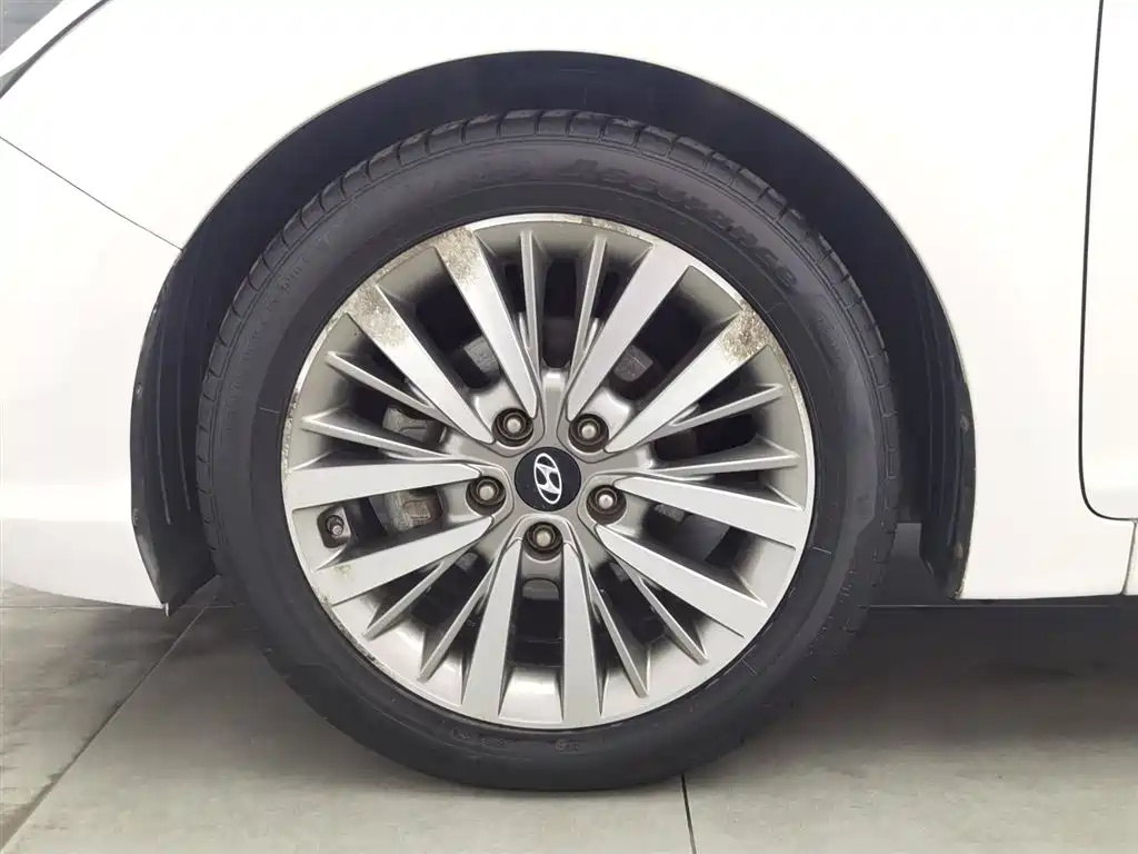 Mistra 1.8 L Auto Distinguished DLX CN-V