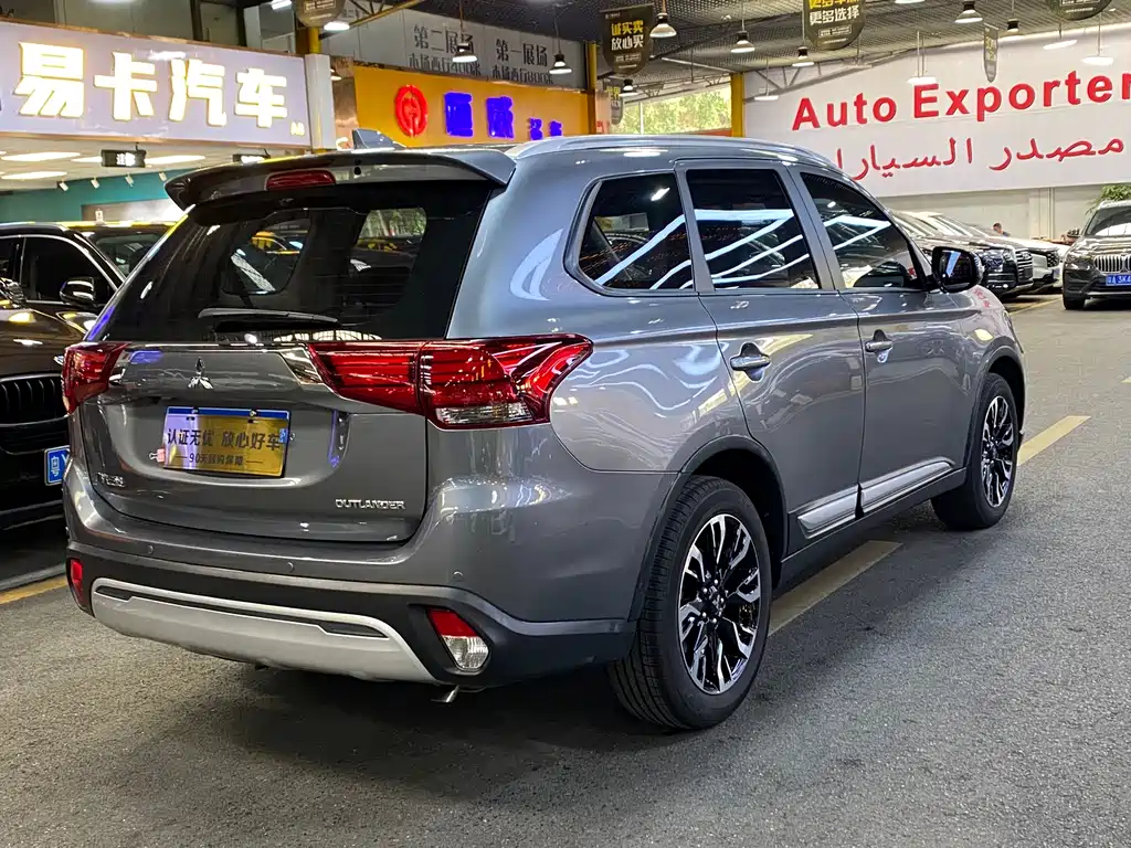 Outlander 2.0 L 2 WD Smooth Enjoyment 7-seat CN-VI