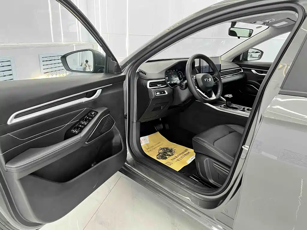 Emgrand 4 th Gen 1.5 L CVT Distinguished